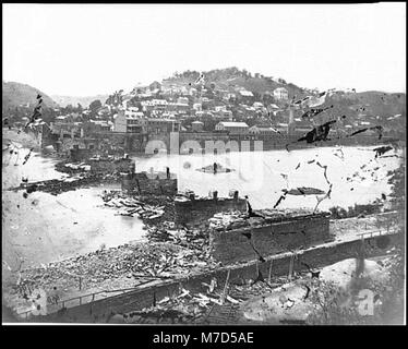 Harper's Ferry, W. Virginia. Blick auf die Stadt; Eisenbahnbrücke in Ruinen LOC cwpb. 04106 Stockfoto