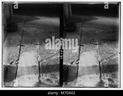 Hebron und Umgebung. Ackers. Geschlossenen Eingang zur Höhle. Schließen Steinplatten gesichert durch Eisen schellen LOC 02633 matpc. Stockfoto