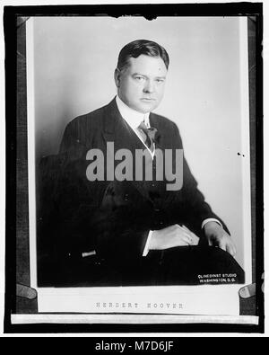 Herbert Hoover, der 31. Präsident der Vereinigten Staaten, war von 1929 bis 1933 im Amt. Er ist bekannt für seine Führungsrolle während der Großen Depression, die sich auf wirtschaftliche Erholung und Hilfsmaßnahmen konzentriert. Seine Regierung stand vor großen Herausforderungen, da das Land mit der weit verbreiteten Arbeitslosigkeit und dem wirtschaftlichen Zusammenbruch konfrontiert war. Stockfoto