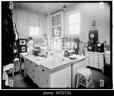 Ein historisches Bild, das die Sektion für Hauswirtschaft dokumentiert, wahrscheinlich Teil einer Bildungs- oder Berufsorganisation, die frühe Studien in den Bereichen Hauswirtschaft und Hauswirtschaft widerspiegelt. Stockfoto