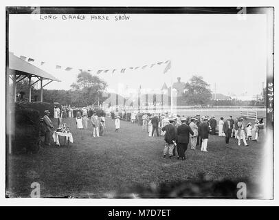 Das Foto zeigt eine Pferdeshow in Long Branch, bei der verschiedene Pferde und Reiter während einer Veranstaltung gezeigt werden. Das Bild zeigt den Reitwettbewerb und hält Momente der Aktivitäten des Events sowie die Fähigkeiten von Pferd und Reiter fest. Stockfoto