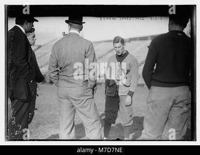 Howard Jones, Yale Varsity Football Team, auf dem Feld, mit anderen LCCN 2014684335 Stockfoto