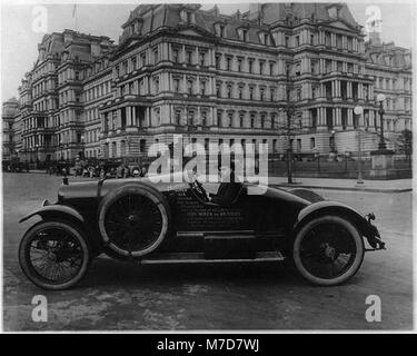 Ein historisches Foto eines Hudson Super Six-Automobils vor dem State, war and Navy Building in Washington, D.C., das das Design des Autos und seinen Platz in der Transportgeschichte des frühen 20. Jahrhunderts unterstreicht. Stockfoto