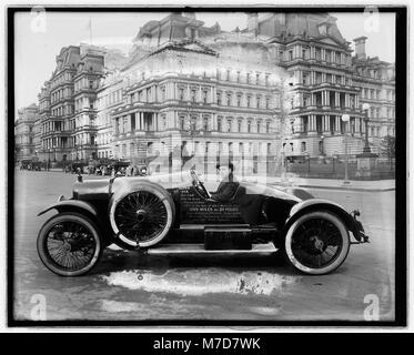 Der Hudson Super Six Car wurde vor dem State, war and Navy Building in Washington, D.C. fotografiert und zeigt ein legendäres Auto aus dem frühen 20. Jahrhundert. Stockfoto
