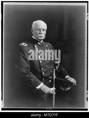 Hugh Lee Scott, drei viertel länge Porträt, im Stuhl sitzt, nach vorne, in Uniform LCCN 2002695447 Stockfoto