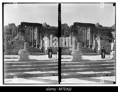 Dieses Foto zeigt den Eingang zum Domgelände in Jerash, einer historischen Stätte in Jordanien, die für ihre antiken Ruinen und archäologische Bedeutung bekannt ist. Stockfoto
