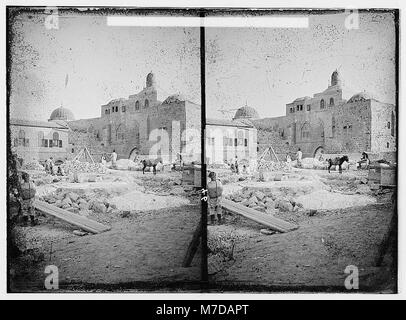 Blick auf die Annäherung an Jerusalem, mit dem Grab Davids im Vordergrund. Das Bild fängt die religiöse und historische Bedeutung der antiken Stadt ein. Stockfoto