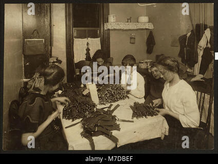 Jüdische Familie arbeiten an Strumpfbänder in Küche für Wohnhaus home. (Für Einzelheiten siehe Miss E.C. Der Bericht Watson.) LOC cph. 3a 38584 Stockfoto