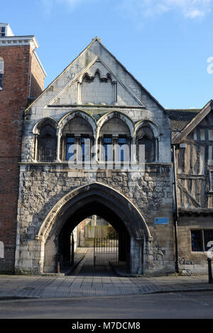 St Mary's Gate auf den Ansatz in der Kathedrale von Gloucester Stockfoto