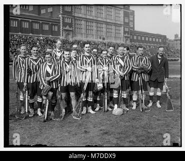 Ein Gruppenfoto eines Lacrosse-Teams, wahrscheinlich aus dem frühen 20. Jahrhundert, das Athleten in Uniform während eines Wettkampfs oder Trainings zeigt. Das Foto zeigt die Teamdynamik und Sportkultur der damaligen Zeit. Stockfoto