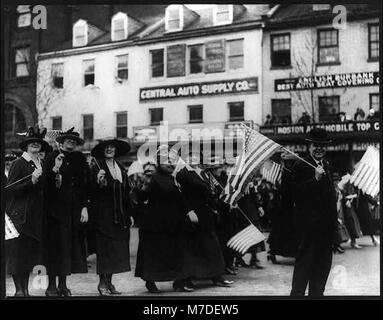 Liberty Bond Drive, 1918 - Männer und Frauen mit US-Flaggen in Parade marschiert, Block 1000 des Pennsylvania Ave, Washington, D.C. LCCN 2001706173 Stockfoto