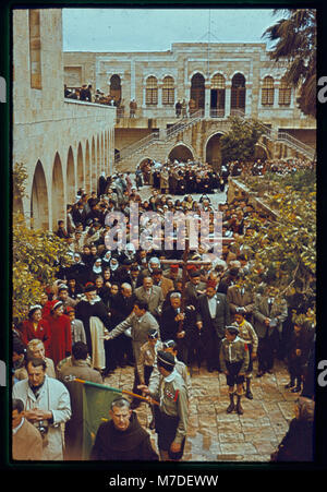 Dieses Bild zeigt eine Karfreitagsprozession entlang der Via Dolorosa in Jerusalem, ein wichtiges religiöses Ereignis, das die letzten Schritte Jesu Christi vor seiner Kreuzigung markiert. Die Prozession ist Teil der christlichen Tradition in Jerusalem. Stockfoto