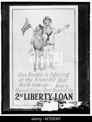 Das ist ein Liberty Loan Poster aus dem Ersten Weltkrieg, das den Verkauf von Staatsanleihen zur Unterstützung der Kriegsanstrengungen fördert. Es spiegelt die amerikanische Kriegskultur und den Patriotismus dieser Zeit wider. Stockfoto