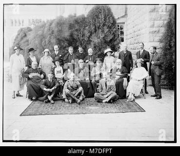 Das Foto zeigt Lord Plumer neben dem Erzbischof von Neapel und dem lateinischen Patriarchen mit einer größeren Gruppe von Personen. Dieses Bild vom 11. August 1926 fängt einen bedeutenden Moment in der religiösen und politischen Geschichte ein und markiert die Kreuzung zwischen britischer und katholischer Führung. Stockfoto
