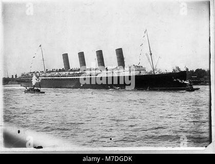 Die RMS Lusitania kommt auf ihrer Jungfernfahrt am 13. September 1907 in New York City an. Dieses ikonische Schiff wurde berühmt für seine luxuriöse Ausstattung und sein tragisches Schicksal während des Ersten Weltkriegs Stockfoto