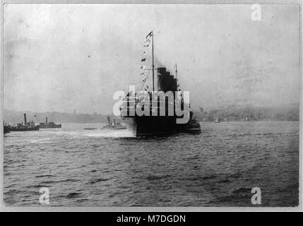 Ein Blick auf die RMS Lusitania während ihrer Jungfernfahrt Anfang des 20. Jahrhunderts. Dieses Bild fängt die Pracht des Schiffes ein, ein bedeutender Ozeanliner seiner Zeit. Stockfoto