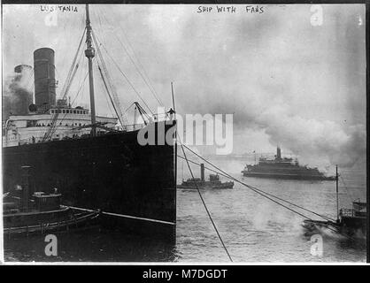 Eine Fotografie der RMS Lusitania in New York City, auf der ihr Bug am 6. März 1914 von Schleppern unterstützt wird. Die Lusitania war ein berühmter britischer Seefahrer, der während des Ersten Weltkriegs tragischerweise versenkt wurde Stockfoto