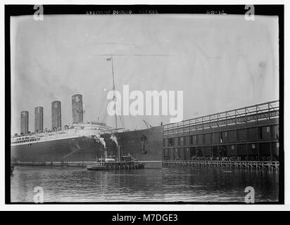 Das britische Ozeanschiff RMS Lusitania legt an den neuen Hudson River Piers an, einem wichtigen Moment in der maritimen Geschichte. Die Lusitania war ein bedeutendes transatlantisches Schiff. Stockfoto