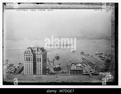 Dieses Bild zeigt die RMS Lusitania aus Sicht des Singer Building in New York City. Die Lusitania war ein britischer Seefahrer, der im Ersten Weltkrieg von einem deutschen U-Boot versenkt wurde und ein bedeutendes Ereignis in der maritimen Geschichte darstellt. Stockfoto