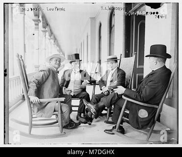 Ein Foto, das M.J. Dady, Lou Payne, T.L. Woodruff und G.W. Aldridge auf einer Veranda zeigt, in einem Moment der Entspannung festgehalten. Stockfoto