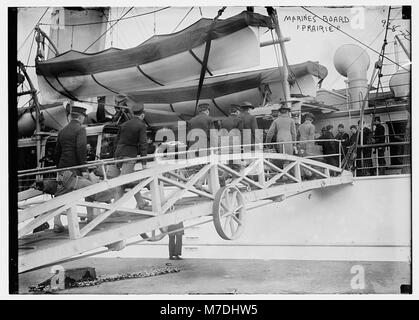Marines steigen in die USS Prairie ein und bereiten sich auf den Einsatz vor. Dieses Foto zeigt die Bereitschaft und das Engagement der US-Marines für militärische Operationen. Stockfoto