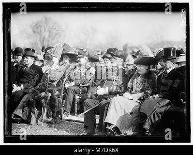 George von L. Meyer und Mrs. Taft sind am Soldiers and Sailors Monument in Annapolis, Maryland, abgebildet, einem historischen Wahrzeichen zu Ehren von Mitgliedern des Militärdienstes. Dieses Bild stellt sowohl historische Persönlichkeiten als auch ein Denkmal dar, das an die US-Militärgeschichte erinnert. Stockfoto