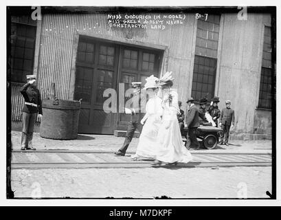 Dieses Bild zeigt Miss Green, Miss Goodrich und Assistant Naval Constructor Land, die einen Offizier in Brooklyn, New York, während einer formellen Veranstaltung oder einer militärischen Zeremonie begrüßen. Stockfoto
