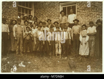 Die meisten Arbeiter in Munford Cotton Mills. Der kleinste Junge, in der Mitte, ein zerbrechliches, anämisch Knabe, sagte, daß er über ein Jahr Doffen gewesen war. Sagte, er war 12 Jahre alt, aber ich bezweifle es. Die anderen nclc 01930 Loc. Stockfoto