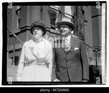 Ein Porträt von Mr. Und Mrs. Henry de Bach, aufgenommen am 10. April 1922. Das Foto zeigt das Paar in einer formellen Umgebung, die Teil einer historischen Fotosammlung ist. Stockfoto
