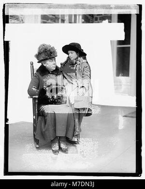 Eine Fotografie von Mrs. A. Mitchell Palmer mit Mary Dixon, die zwei einflussreiche Persönlichkeiten des frühen 20. Jahrhunderts einfängt, die möglicherweise mit politischen oder sozialen Bewegungen in Verbindung stehen. Stockfoto