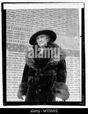 Ein Porträt von Mrs. Rush Holland, das ihr Gleichnis in einem historischen Kontext feststellt. Das Foto bietet Einblicke in die amerikanische Gesellschaft und persönliche Geschichte des frühen 20. Jahrhunderts. Stockfoto