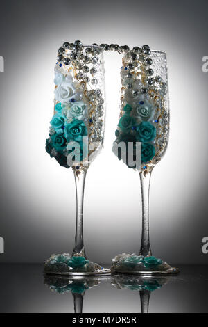 Das schön eingerichtete Hochzeit champagne Weingläser auf hellen Hintergrund Stockfoto