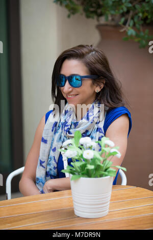 Schöne Frau mit Sonnenbrille sassen im Cafe im Madinat Jumeirah Souk Dubai UAE Stockfoto