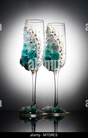 Das schön eingerichtete Hochzeit champagne Weingläser auf hellen Hintergrund Stockfoto