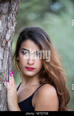 Schöne junge Frau weg schauen im Freien Stockfoto