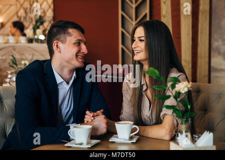 Dating im Cafe. Schöne junge Paar im Cafe sitzen, Kaffee trinken Liebe, dating Stockfoto