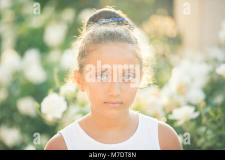 Schöne Mädchen mit blauen Augen im Garten Stockfoto