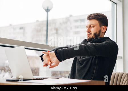 Freiberufler arbeiten in einem Cafe Übungen Stockfoto