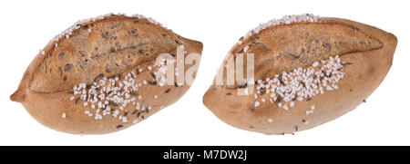 Zwei Brötchen mit Salz und Kümmel bestreut. Gold - gebackene Vollkorn Brot von panierte Teig mit sichtbaren Luftblasen. Auf weissem Hintergrund. Stockfoto