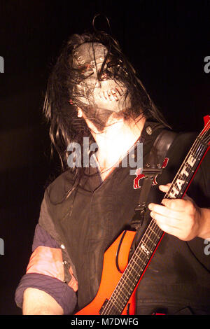 AMSTERDAM, NIEDERLANDE - 02 Januar: Mick Thomson von Slipknot führt auf der Bühne an der Heineken Music Hall am 2. Januar 2002 in Amsterdam, Niederlande. Personen: Mick Thomson Stockfoto