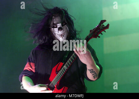 AMSTERDAM, NIEDERLANDE - 02 Januar: Mick Thomson von Slipknot führt auf der Bühne an der Heineken Music Hall am 2. Januar 2002 in Amsterdam, Niederlande. Personen: Mick Thomson Stockfoto