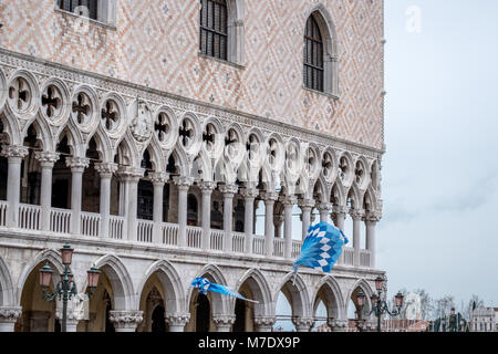 Fahnen geschwenkt und in der Luft an der St. Mark's Platz bei der Festa delle Maria Zeremonie geworfen. Die Parade findet während Karneval in Venedig. Stockfoto