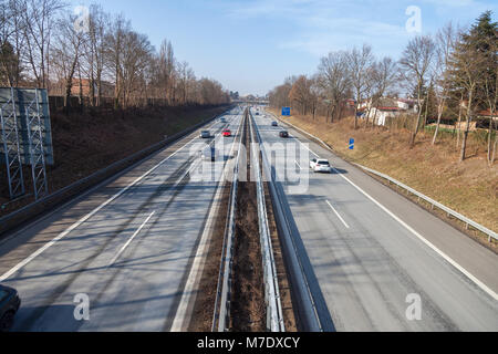 Fürth/Deutschland - März 4, 2018: Verkehr auf der deutschen Autobahn 73 in der Nähe von Fürth, Deutschland Stockfoto