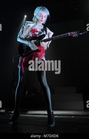 ORLANDO, FL - Dezember 17: Anne Erin' Annie Clark, besser bekannt unter ihrem Künstlernamen St. Vincent bekannt führt an die Amway Center am 17. Dezember in Orlando, Florida 2014. Personen: Annie Clark, St. Vincent Stockfoto