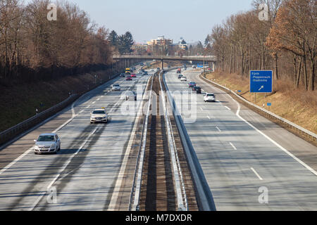 Fürth/Deutschland - März 4, 2018: Verkehr auf der deutschen Autobahn 73 in der Nähe von Fürth, Deutschland Stockfoto