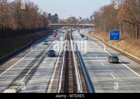 Fürth/Deutschland - März 4, 2018: Verkehr auf der deutschen Autobahn 73 in der Nähe von Fürth, Deutschland Stockfoto
