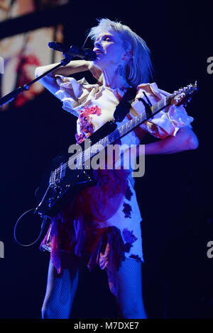 ORLANDO, FL - Dezember 17: Anne Erin' Annie Clark, besser bekannt unter ihrem Künstlernamen St. Vincent bekannt führt an die Amway Center am 17. Dezember in Orlando, Florida 2014. Personen: Annie Clark, St. Vincent Stockfoto