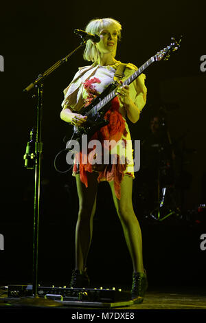 ORLANDO, FL - Dezember 17: Anne Erin' Annie Clark, besser bekannt unter ihrem Künstlernamen St. Vincent bekannt führt an die Amway Center am 17. Dezember in Orlando, Florida 2014. Personen: Annie Clark, St. Vincent Stockfoto