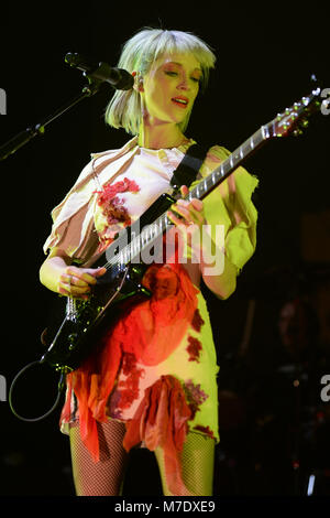 ORLANDO, FL - Dezember 17: Anne Erin' Annie Clark, besser bekannt unter ihrem Künstlernamen St. Vincent bekannt führt an die Amway Center am 17. Dezember in Orlando, Florida 2014. Personen: Annie Clark, St. Vincent Stockfoto