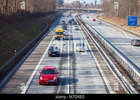 Fürth/Deutschland - März 4, 2018: Verkehr auf der deutschen Autobahn 73 in der Nähe von Fürth, Deutschland Stockfoto